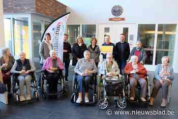 Damiaan Beweegt overhandigt cheque van 3.000 euro aan WZC Damiaan