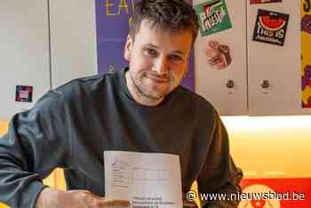 Jongerenorganisatie RedFox moet geen boete van 44.000 euro betalen voor plakken en uitdelen van stickers: “Niet meer dan logisch”