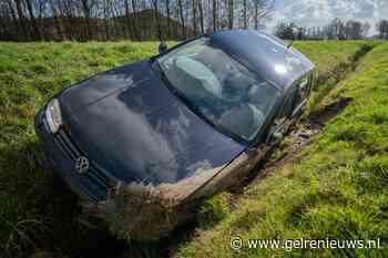 Auto belandt in droge sloot na stuurcorrectie