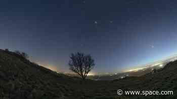 Astrophotographer captures 'rare' planetary parade as 7 planets align in the night sky (photo)