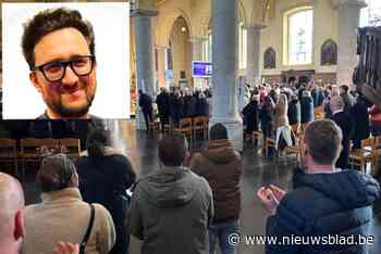 Minutenlange staande ovatie voor Kenneth Soete (39) tijdens uitvaartplechtigheid: “Iets wat hij bij leven nooit heeft meegemaakt in The Pitch”