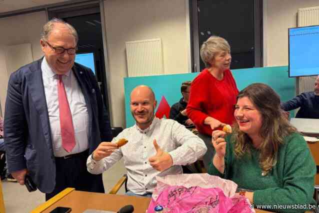 Burgemeester verjaart en trakteert voltallige gemeenteraad op smoutebollen