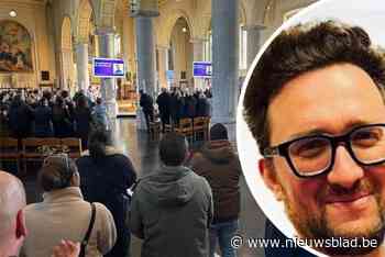 Minutenlange staande ovatie voor Kenneth Soete (39) tijdens uitvaart: “Iets wat hij bij leven nooit heeft meegemaakt in The Pitch”