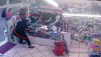 Aggredito da un malvivente, commerciante lo allontana con un bastone. Il video della tentata rapina