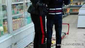 Calci e pugni al gestore del minimarket, rapinatori in manette