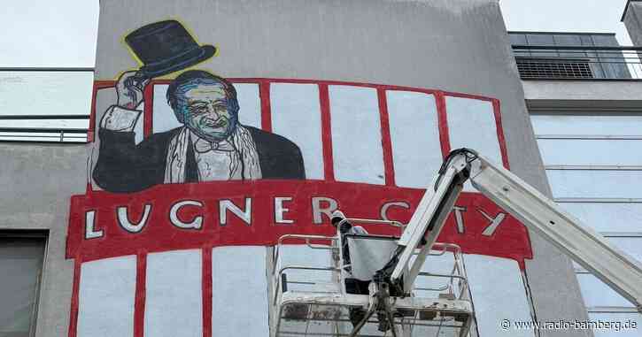 Opernball ohne Lugner – Porträt und leerer Stuhl als Hommage