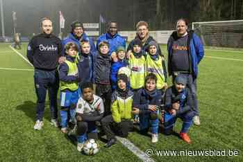 Voetbalclub start met huiswerkklassen voor jeugdspelers die het thuis niet makkelijk hebben: “Hier zijn de kinderen veilig”