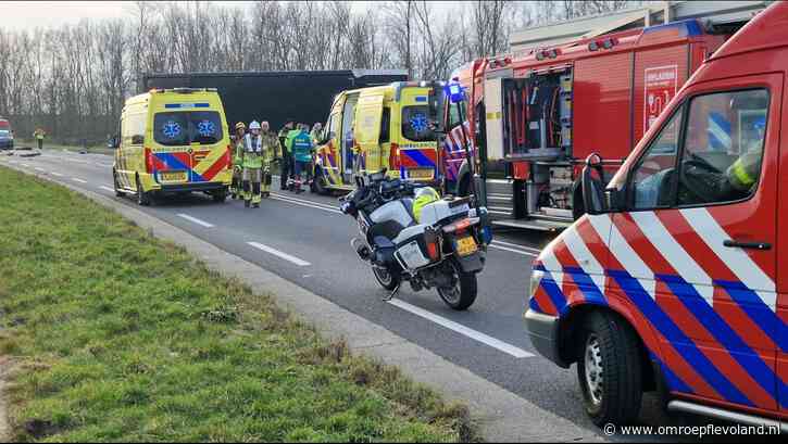 Lelystad - Groot ongeluk op Houtribweg, drie mensen zwaargewond geraakt