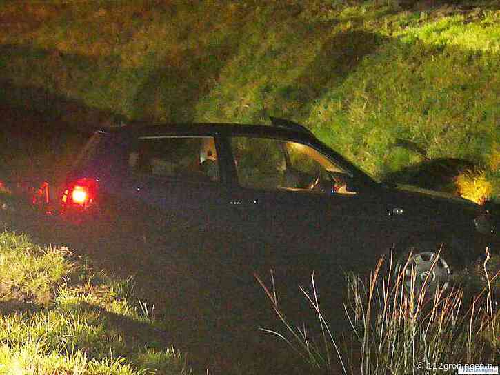 Auto crasht in scherpe bocht Siepweg, bestuurder gewond