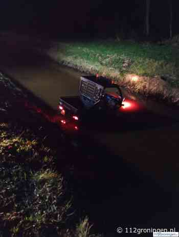 Auto belandt in sloot na uitwijkmanoeuvre voor hert in Westerlee