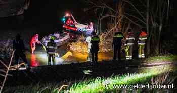 Brandweer rukt uit voor man die bij Heumen in het water valt: ‘hield zich vast aan ladder van vrachtschip’