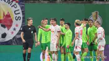 "Soll er sich Arm abschneiden?": Wolfsburg wütet nach Skandal-Elfmeter und Pokal-Aus