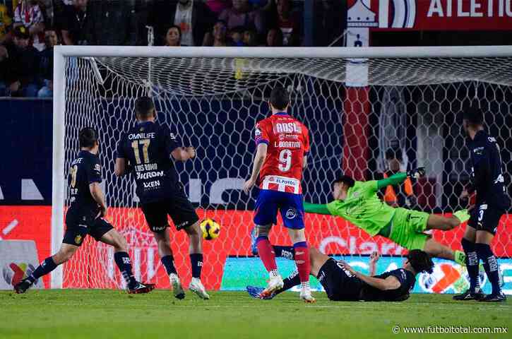 Con Oscar García enfermo, Chivas sufre doloroso descalabro ante San Luis y pierde posiciones en la tabla