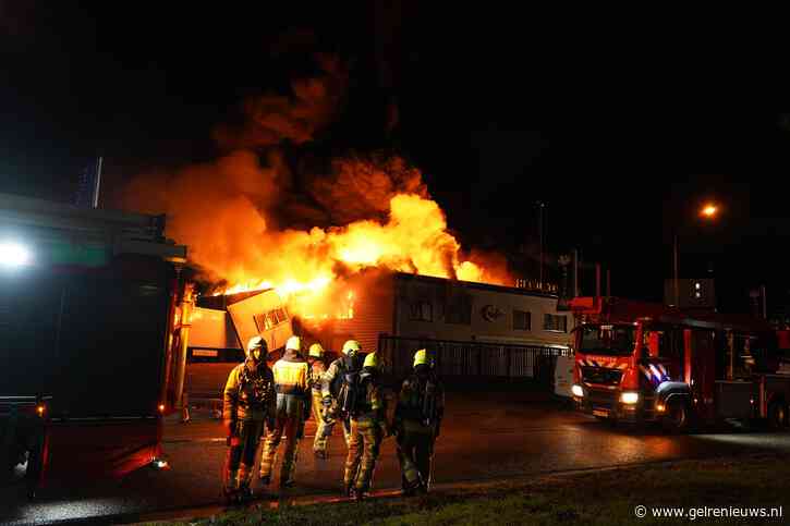 Grote brand legt bedrijf in de as, meerdere explosies