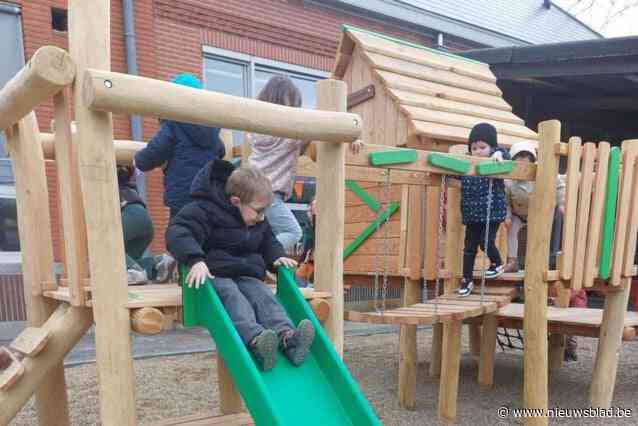 Basisschool houdt feestelijke opening van gloednieuw speeltoestel