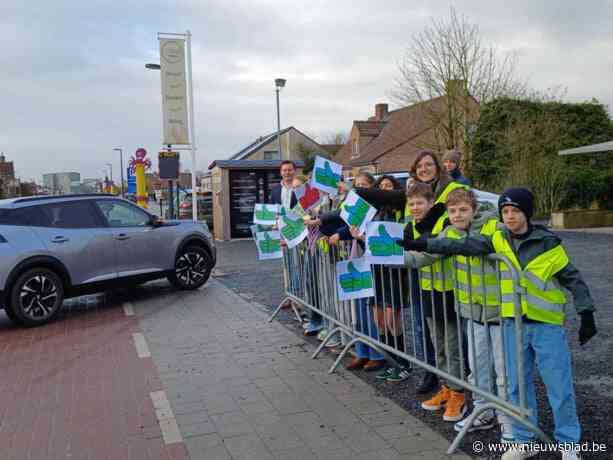 Politie en school trakteren chauffeurs die zich aan snelheidsregels houden op groene duimpjes en koffie: “Beloond worden is ook eens leuk”