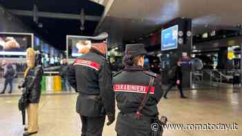 Salgono sul treno e lasciano la figlia di 3 anni alla stazione Termini