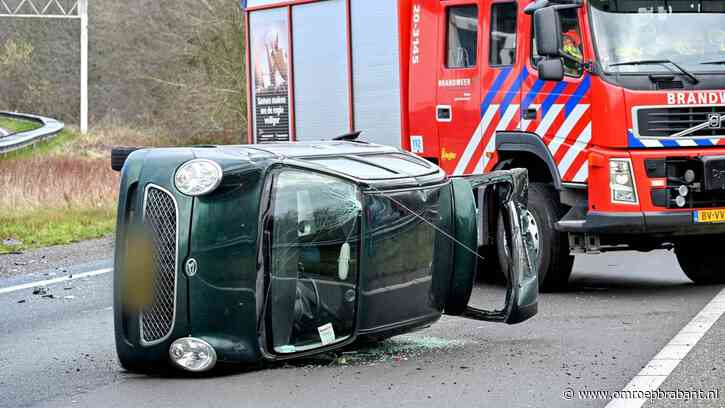A58 deels dicht richting Breda, auto op zijn kant na botsing