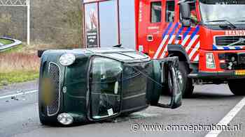 Auto op zijn kant na botsing op de A58