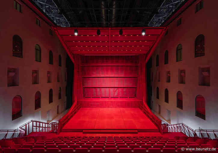 Theatertechnik statt Torfmaschine - Umbau des Karlsbader Kaiserbads von Petr Hájek Architekti