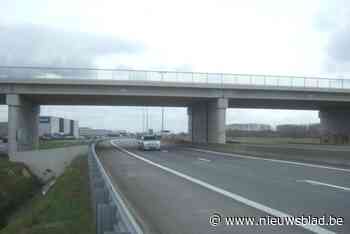 Trager op expresweg vanaf tunnel richting kust