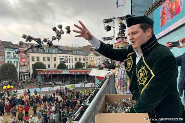 Prins Sjalen gooit kindermenigte snoepjes toe, als oefening voor carnavalsmaandag