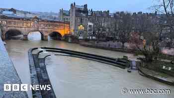 Famous weir dries out after tree gets stuck