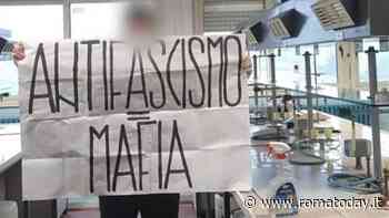 "Antifascismo uguale mafia": lo striscione esposto dentro a un liceo di Roma