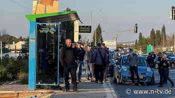 Berichte über Schwerverletzte: Autofahrer rast in Menschenmenge in Israel