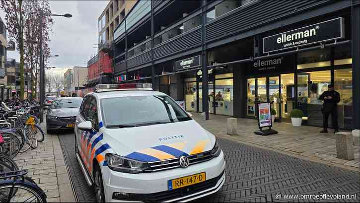 Almere - Omstanders helpen bij aanhouding verdachte van overval brillenwinkel Almere