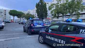 Accecato dalla gelosia tenta di strangolare la moglie e la sperona con l'auto