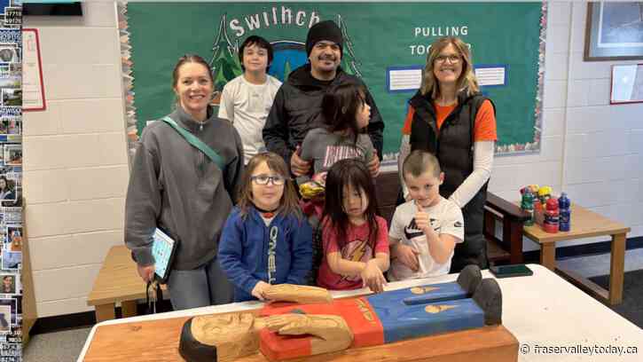 Cultus Lake Swílhcha School welcomes hand-crafted gift from community member