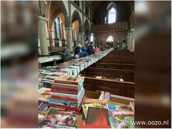 Snuffelen tussen boeken in de Victorkerk