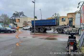 Bromfietser lichtgewond na ongeval met vrachtwagen
