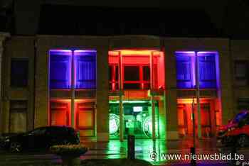 FOTO. Zeldzameziektendag hult gemeentehuis in zeldzaam kleurenpalet