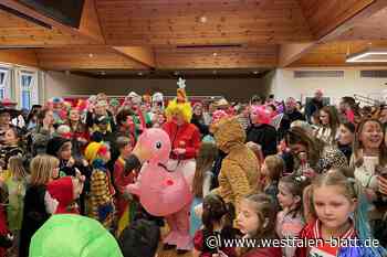 Weiberfastnacht in Steinhagen: Bürgermeisterin läuft als Flamingo auf