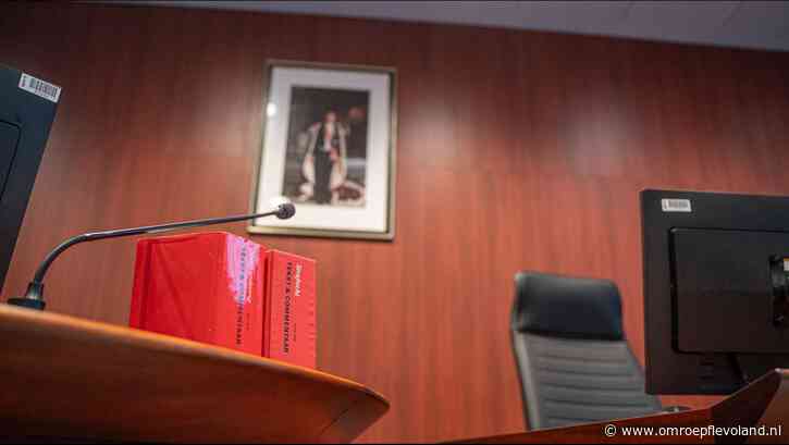 Almere - Huurders Strogeelstraat Almere willen dat woningstichting ingrijpt in burenvete