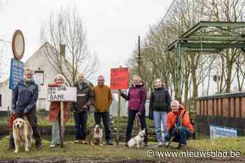 Buren willen zitbanken terug aan de Moervaart: “We wachten hier al twee jaar op”