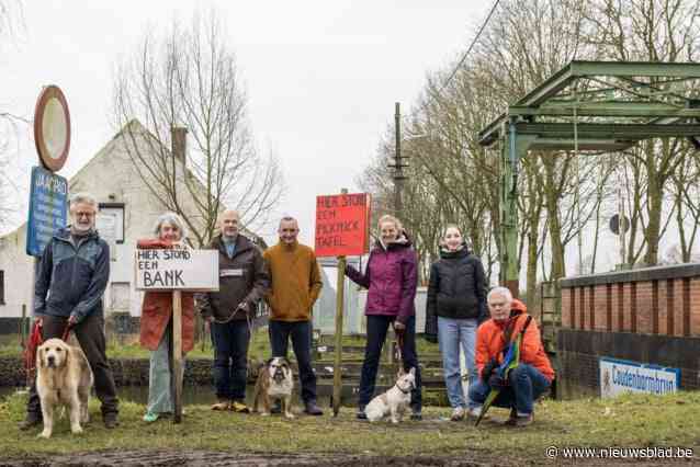 Buren willen zitbanken terug aan de vaart: “We wachten hier al twee jaar op”