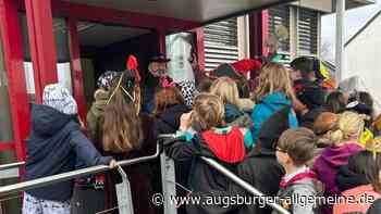 Lumpiger Donnerstag in Kaufering: Grundschulkinder stürmen Rathaus