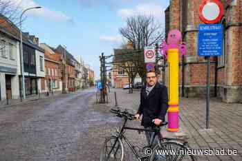 Kerkstraat wordt schoolstraat: “Gedaan met kinderen voor de schoolpoort af te zetten”