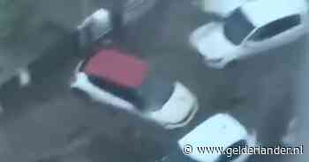 Kijk | Kolkende watermassa sleurt auto’s mee