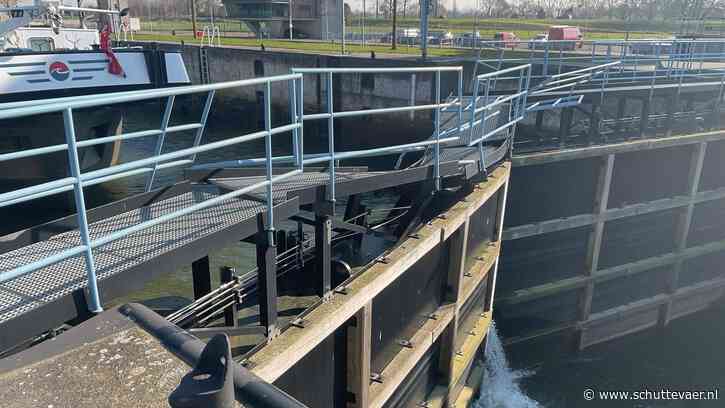 Rijkswaterstaat hijst beschadigde deuren sluis Lith er volgende week uit