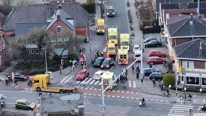 Meerdere gewonden door forse aanrijding Popdijkemaweg, vijf ambulances totaal ingezet