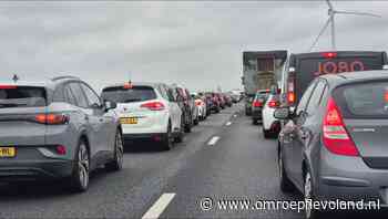Flevoland - Ongeluk op A6, verkeer moet over vluchtstrook
