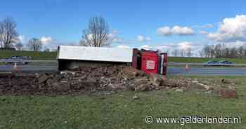 Gekantelde vrachtwagen op de A50 zorgt voor ruim een uur vertraging richting Oss