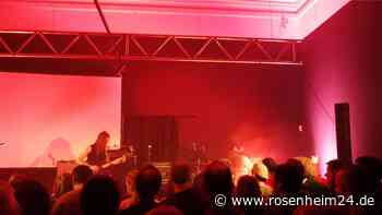 Pussy-Riot-Girl trifft Metal-Duo: Konzert mit Ohrstöpseln fürs Publikum