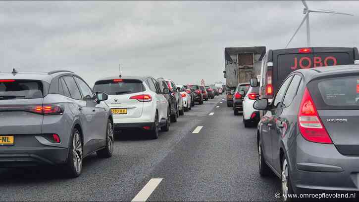 Flevoland - Flinke vertraging na ongeluk op A6, weg weer open