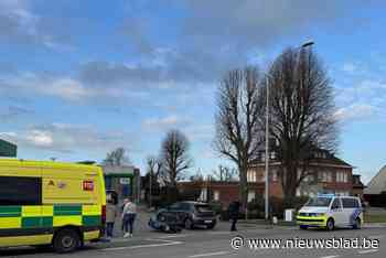Motorrijder knalt in flank auto aan tankstation