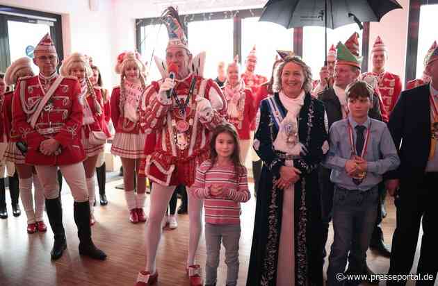 FW Ratingen: Prinz zurück an alter Wirkungsstätte - Ein fröhlicher Karnevalstag bei der Feuerwehr in Ratingen